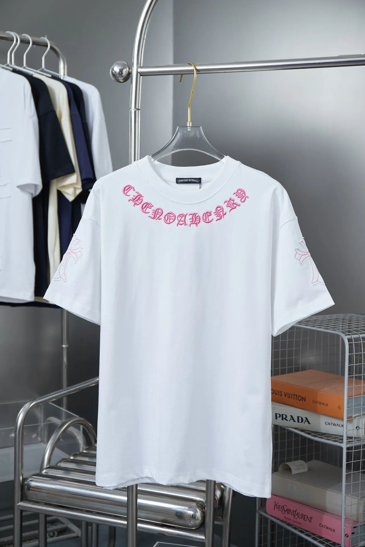 🅿️200 Ch*ome Hearte 25SS early spring new style, appliqué embroidered heart cross short sleeves, light luxury, essential item for daily commuting for men and women, correct version, welcome to compare, detailed features · 320g 100% pure cotton double yarn jersey fabric · Custom dyed in the same vat, special thickened 32 pieces double-strand 1X1 thread · Imported Tajima machine embroidery tatami embroidery ➕This cloth patch embroidery · Collar, cuffs, and hem hand-worn craftsmanship · Double-needle stitching across seams · Original main mark, washed tag, branded moisture-proof paper packaging Color: Black/White Size: S/M/L/XL